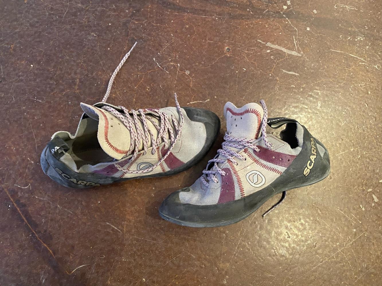 Scarps W’s climbing shoes - 7.5us