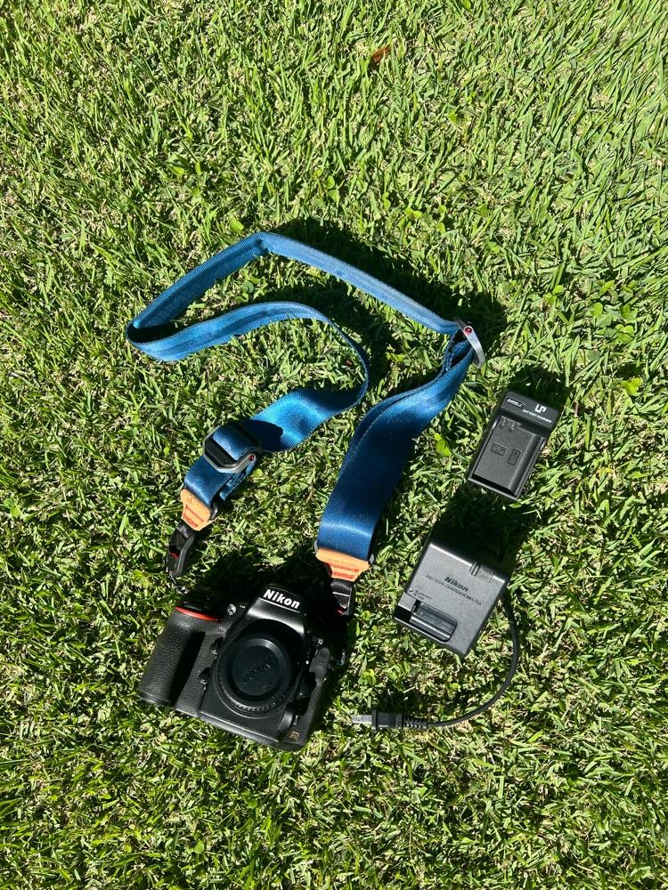 Nikon D810 + 2 Nikon batteries + 2 battery chargers + Peak Design camera strap